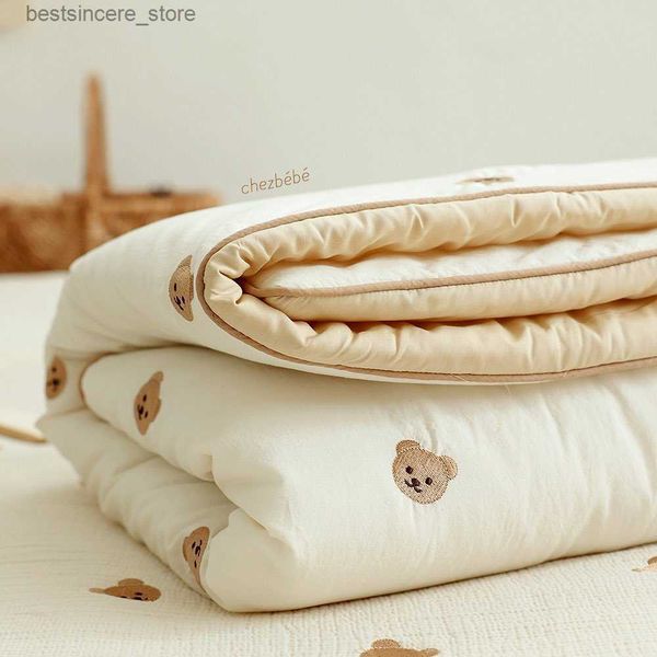 embroidered bear cotton baby blanket with filler winter infant thermal quilt lovely bear pattern duvet newborn crib beddings l230522
embroidered bear cotton baby blanket with filler winter infant thermal quilt lovely bear pattern duvet newborn crib beddings l230522