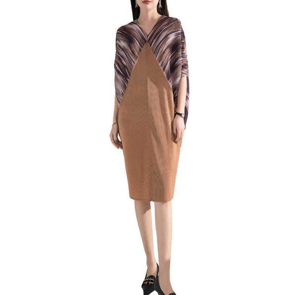 fashionable elegant pleated large dress new 2023 spring autumn print contrast bat sleeve v-neck midlength1, White;black
fashionable elegant pleated large dress new 2023 spring autumn print contrast bat sleeve v-neck midlength1, White;black