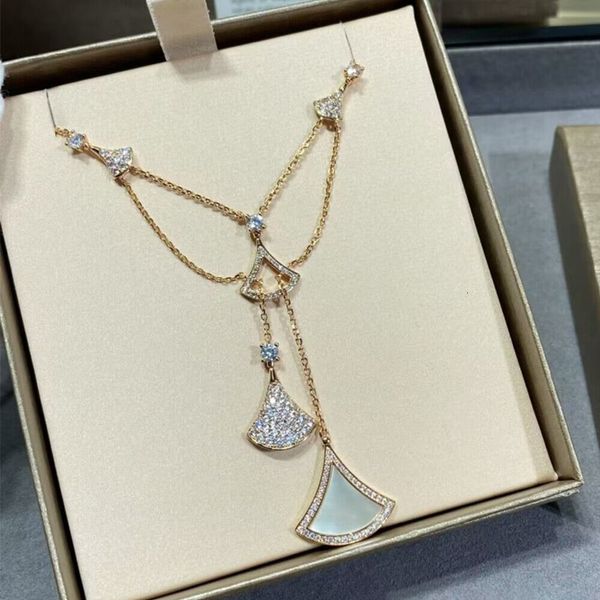 strands strings 2023 rose gold white fritillaria triangle fan sweater chain women's temperament high grade fashion luxury brand jewelry, Black
strands strings 2023 rose gold white fritillaria triangle fan sweater chain women's temperament high grade fashion luxury brand jewelry, Black