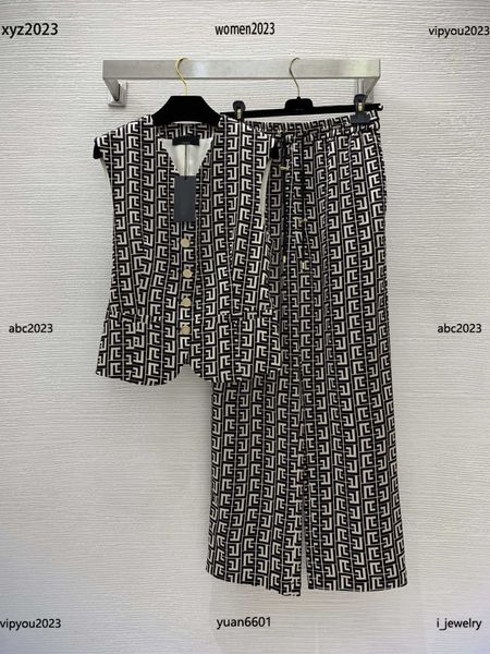 luxurious designer women tracksuits size s-xl 2pcs buckle up v-neck waistcoat and hardware accessories drawstring straight pants, White
luxurious designer women tracksuits size s-xl 2pcs buckle up v-neck waistcoat and hardware accessories drawstring straight pants, White