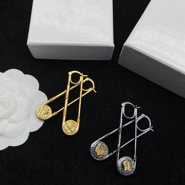luxury designer fashion pins earrings women's brass brass material high -quality jewelry with box, Golden;silver
luxury designer fashion pins earrings women's brass brass material high -quality jewelry with box, Golden;silver