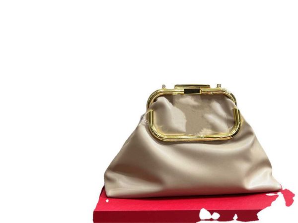 valentiino designer bag letter bags lady purse spring/summer clip 2023 metal simple atmosphere cloud 2023 v dumplings one shoulder crossbody
valentiino designer bag letter bags lady purse spring/summer clip 2023 metal simple atmosphere cloud 2023 v dumplings one shoulder crossbody