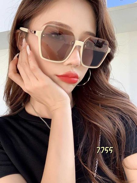 wholesale of fashion for women new high-definition polarized sunglasses memory frame european summer travel, White;black
wholesale of fashion for women new high-definition polarized sunglasses memory frame european summer travel, White;black
