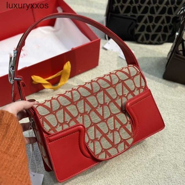 v valention style designer bag stone bags spring small square fashionable simple crossbody version colored horse titles buckle
v valention style designer bag stone bags spring small square fashionable simple crossbody version colored horse titles buckle