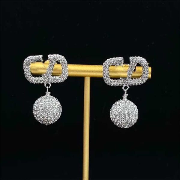2023 new v-letter circular pendant water diamond brass material temperament 925 silver needle earrings for women, Golden
2023 new v-letter circular pendant water diamond brass material temperament 925 silver needle earrings for women, Golden