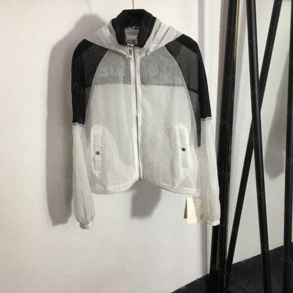 23ss womens jacket womens designer clothing back letter print black and white color combination long-sleeved hooded sunscreen trench zipper, Black;brown
23ss womens jacket womens designer clothing back letter print black and white color combination long-sleeved hooded sunscreen trench zipper, Black;brown