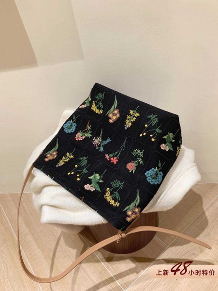 everything growing tote women's bag french new canvas jacquard high capacity shoulder bag
everything growing tote women's bag french new canvas jacquard high capacity shoulder bag