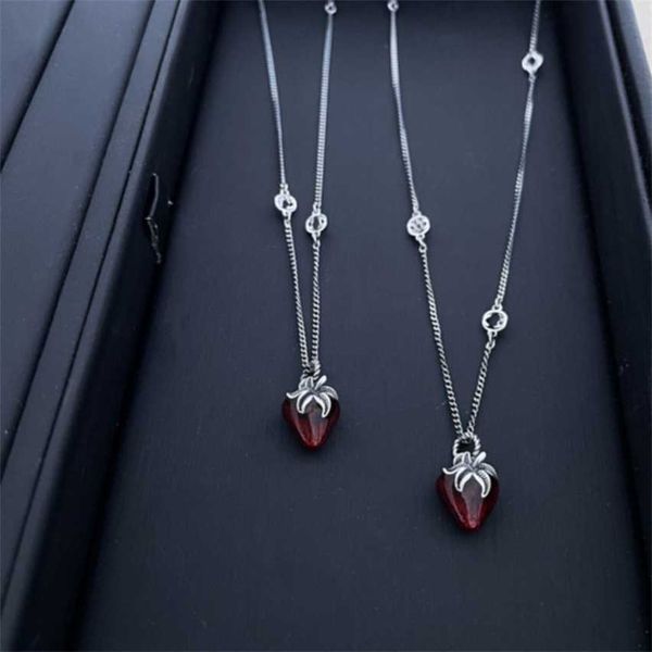 2023 925 silver solid red enamel strawberry pendant with gujia interlocking old body women's clavicle chain necklace
2023 925 silver solid red enamel strawberry pendant with gujia interlocking old body women's clavicle chain necklace