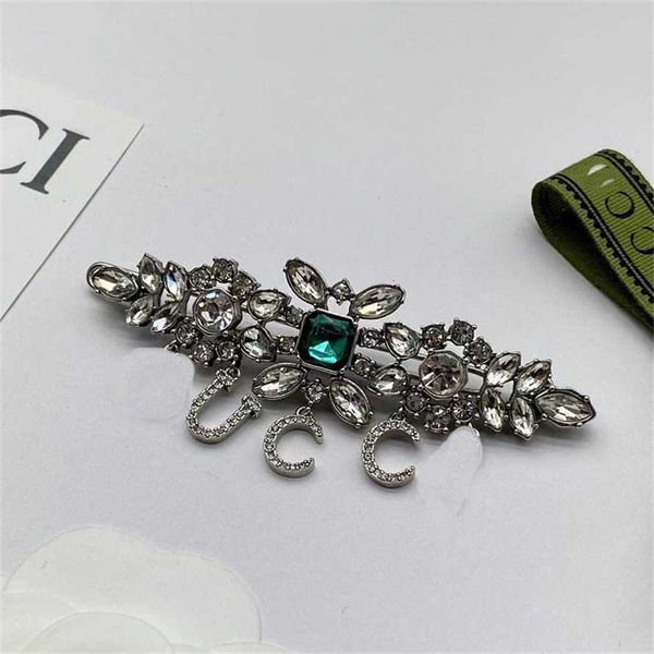 2023 new gujia letter rhinestone clip brass material pin fashion versatile hair band, Golden;silver
2023 new gujia letter rhinestone clip brass material pin fashion versatile hair band, Golden;silver
