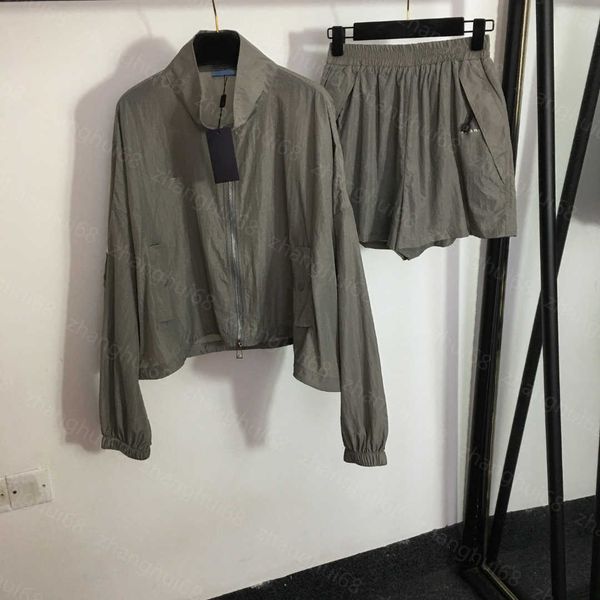 23ss casual suit women shorts sets womens designer clothing monogram print stand collar long sleeve sun zipper coat elastic waist casual sho, White
23ss casual suit women shorts sets womens designer clothing monogram print stand collar long sleeve sun zipper coat elastic waist casual sho, White