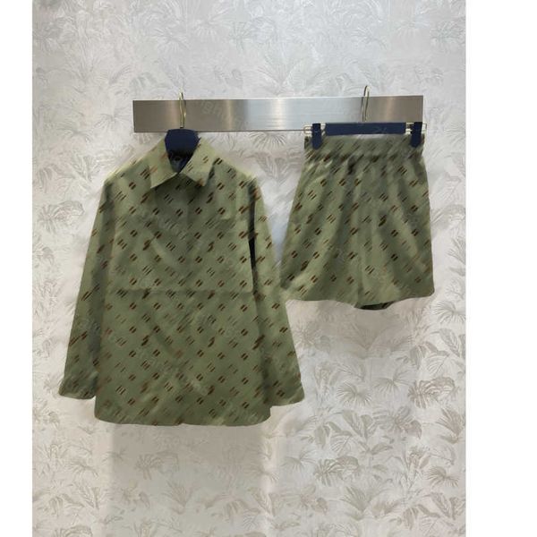 23ss womens designer clothing casual suit women shorts sets lapel flock logo army green long sleeve trench coat high-waisted elastic shorts, White
23ss womens designer clothing casual suit women shorts sets lapel flock logo army green long sleeve trench coat high-waisted elastic shorts, White