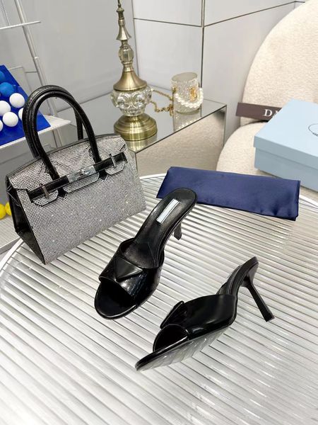 2023 solid revival sandal mules slippers monograms embossed woman sandal padded heels mule designer shoes black blue waterfront leather flip
2023 solid revival sandal mules slippers monograms embossed woman sandal padded heels mule designer shoes black blue waterfront leather flip