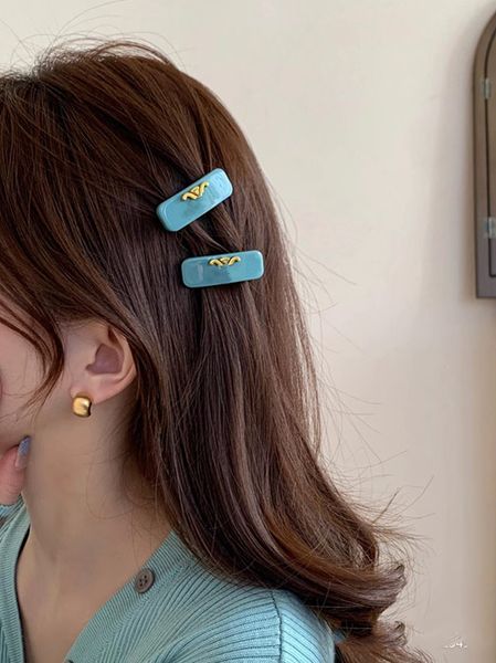 2pcs/set girls hair accessories designer hair clips blue girl hairpins retro barrettes ladies simple rhinestone letter fashion square haircl, Golden;silver
2pcs/set girls hair accessories designer hair clips blue girl hairpins retro barrettes ladies simple rhinestone letter fashion square haircl, Golden;silver