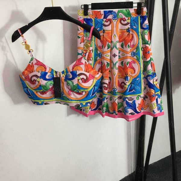 23ss womens designer clothing skirt set vintage floral print medusa shoulder button with chest halter high waist pleated short skirt sets wo, White
23ss womens designer clothing skirt set vintage floral print medusa shoulder button with chest halter high waist pleated short skirt sets wo, White
