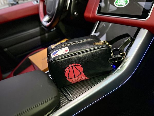sports cloakroom dopp kit toiletry bag m45588 jointly-designed mens basketball handbag toilet bags soft cosmetic case womens makeup bags m21
sports cloakroom dopp kit toiletry bag m45588 jointly-designed mens basketball handbag toilet bags soft cosmetic case womens makeup bags m21