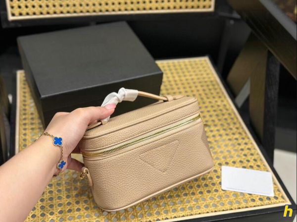 women designers shoulder bag lady cosmetic bags fashion makeup bag toiletry travel pouch ladies purses handbags crossbody bag
women designers shoulder bag lady cosmetic bags fashion makeup bag toiletry travel pouch ladies purses handbags crossbody bag