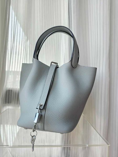 wholesale designer h ormes totes handbags higher version tc cowhide wax thread hand sewn small 18picotin vegetable basket bucket bag have lo
wholesale designer h ormes totes handbags higher version tc cowhide wax thread hand sewn small 18picotin vegetable basket bucket bag have lo