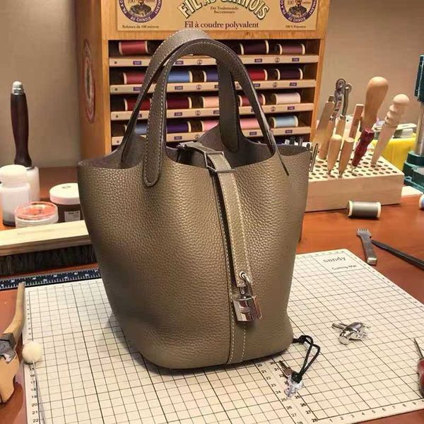wholesale designer h ormes totes handbags bag 2023 new vegetable basket water bucket togo calf skin litchi pattern handbag mom bride wedding
wholesale designer h ormes totes handbags bag 2023 new vegetable basket water bucket togo calf skin litchi pattern handbag mom bride wedding