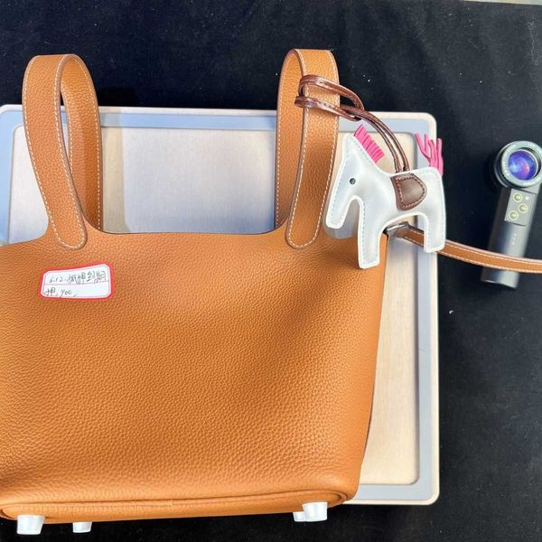 wholesale designer h ormes totes handbags high appearance small bag light luxury handmade vegetable basket pc leather have logo
wholesale designer h ormes totes handbags high appearance small bag light luxury handmade vegetable basket pc leather have logo