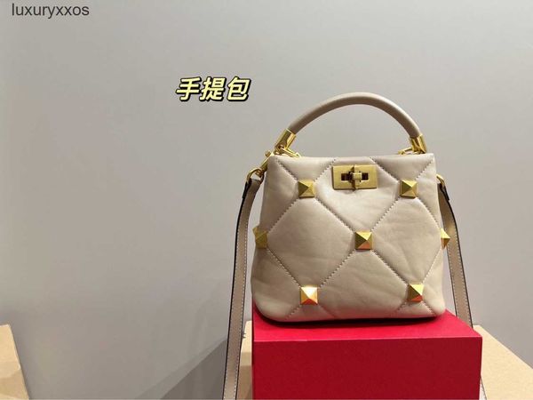 diamond 2023 lady purse valentiino latch designer bags 2023 bag lock spring/summer fashion simple bucket knob rivet one shoulder handbag wom
diamond 2023 lady purse valentiino latch designer bags 2023 bag lock spring/summer fashion simple bucket knob rivet one shoulder handbag wom
