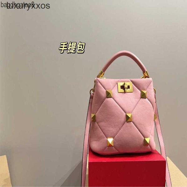 2023 lady purse valentiino designer bags 2023 bag spring/summer fashion simple bucket diamond latch lock knob rivet one shoulder handbag wom
2023 lady purse valentiino designer bags 2023 bag spring/summer fashion simple bucket diamond latch lock knob rivet one shoulder handbag wom