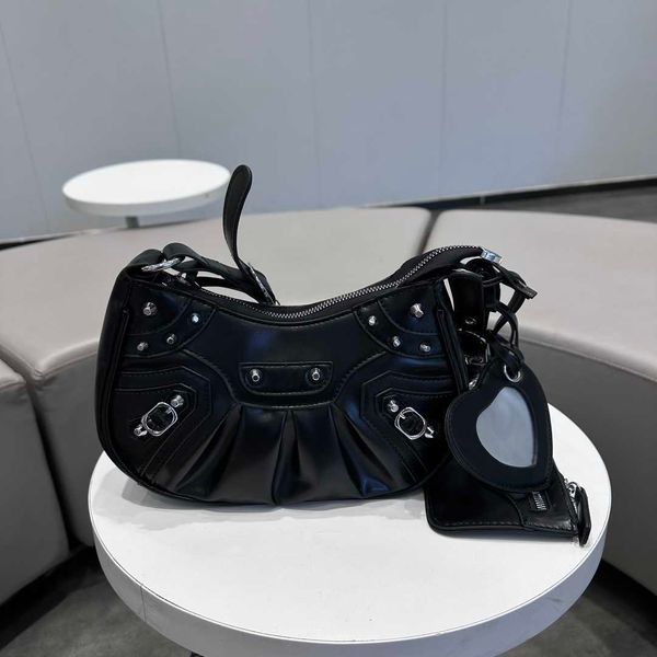 designer balanciagas women bag small fragrant wind bag women's small golden ball chain bag mom bag korean version one shoulder 25x15
designer balanciagas women bag small fragrant wind bag women's small golden ball chain bag mom bag korean version one shoulder 25x15
