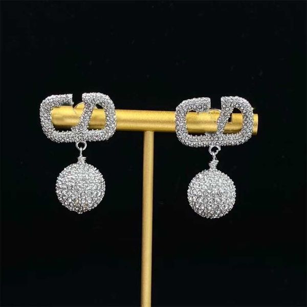 2023 new v-letter circular pendant water diamond brass material temperament 925 silver needle earrings for women, Golden
2023 new v-letter circular pendant water diamond brass material temperament 925 silver needle earrings for women, Golden