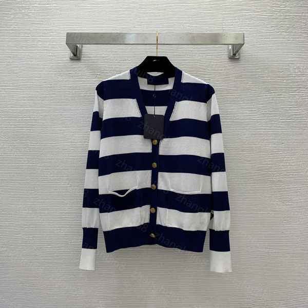 23ss womens knits womens designer clothing hardware button side small cloth label decoration wide stripe v-neck long sleeve knitted cardigan, White
23ss womens knits womens designer clothing hardware button side small cloth label decoration wide stripe v-neck long sleeve knitted cardigan, White