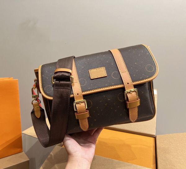 new mens shoulder bags canvas leather designers messenger bag famous trip postman classic handbag briefcase crossbody good quality wallet
new mens shoulder bags canvas leather designers messenger bag famous trip postman classic handbag briefcase crossbody good quality wallet