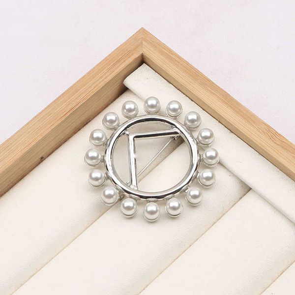 chaohan letter f french cool style light luxury celebrity sweater cardigan anti slip button set with pearl suit chest pin, Gray
chaohan letter f french cool style light luxury celebrity sweater cardigan anti slip button set with pearl suit chest pin, Gray