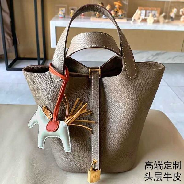 wholesale designer h ormes totes handbags 2023 new genuine leather vegetable basket layer cowhide casual bucket bag handheld mommy tote fema
wholesale designer h ormes totes handbags 2023 new genuine leather vegetable basket layer cowhide casual bucket bag handheld mommy tote fema