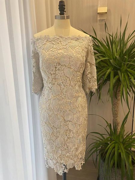 2023 mother off bride dresses silver illusion half sleeve plus size lace sheath knee length off shoulder women formal mothers gowns real ima, Black;red
2023 mother off bride dresses silver illusion half sleeve plus size lace sheath knee length off shoulder women formal mothers gowns real ima, Black;red