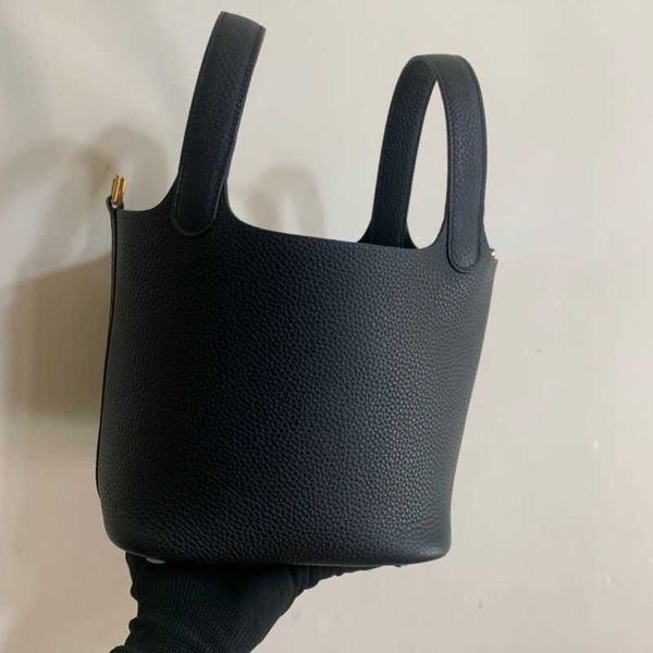 wholesale designer h ormes totes handbags 2023 new type home food basket bucket bag original tc cowhide leather lock buckle handmade wax lin
wholesale designer h ormes totes handbags 2023 new type home food basket bucket bag original tc cowhide leather lock buckle handmade wax lin