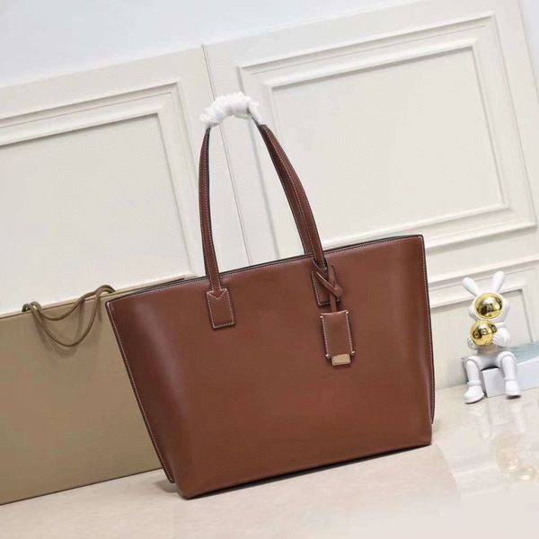 2023 new women's tote bag high-end quality cowhide tote with leather covered mirror hanger capacity is very fashionable
2023 new women's tote bag high-end quality cowhide tote with leather covered mirror hanger capacity is very fashionable