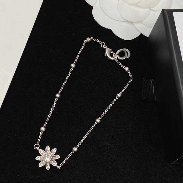 o-chain pendant with floral double rhinestone necklace brass niche design fashionable and versatile sweater chain, Silver
o-chain pendant with floral double rhinestone necklace brass niche design fashionable and versatile sweater chain, Silver