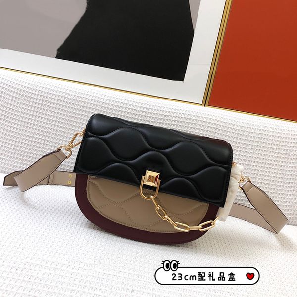 designer bags leather piglet shape shoulder bag fashion purse small square cross-body chain hardware handbag with wave embroidery 23cm
designer bags leather piglet shape shoulder bag fashion purse small square cross-body chain hardware handbag with wave embroidery 23cm