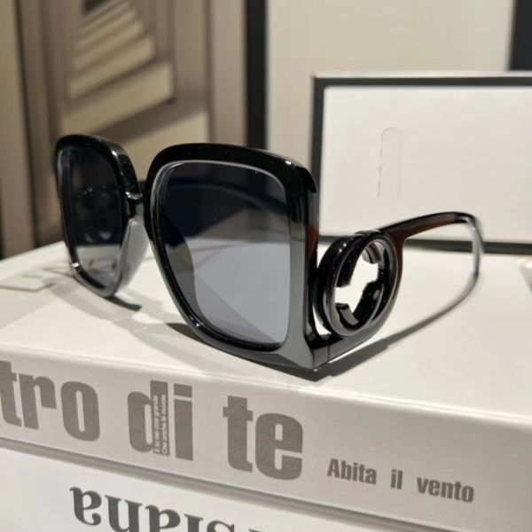 2023 new designer sunglasses for men and women to drive in the same style, sunglasses for travel, street pgraphy of sunglasses, White;black
2023 new designer sunglasses for men and women to drive in the same style, sunglasses for travel, street pgraphy of sunglasses, White;black