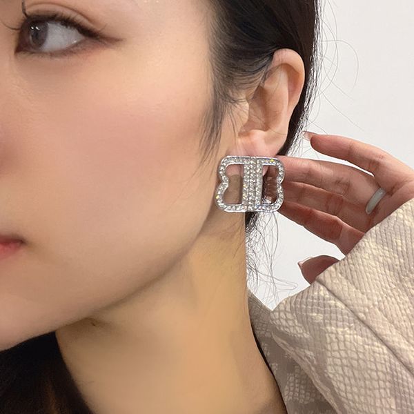 fashion 18k gilded designer letter earrings women's metal geometry earrings women's accessories versatile and cute, Golden
fashion 18k gilded designer letter earrings women's metal geometry earrings women's accessories versatile and cute, Golden