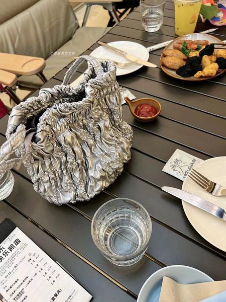 new pleated soft leather women totes handle handbags silver phone purses fashion hobo crossbody bags solid color
new pleated soft leather women totes handle handbags silver phone purses fashion hobo crossbody bags solid color