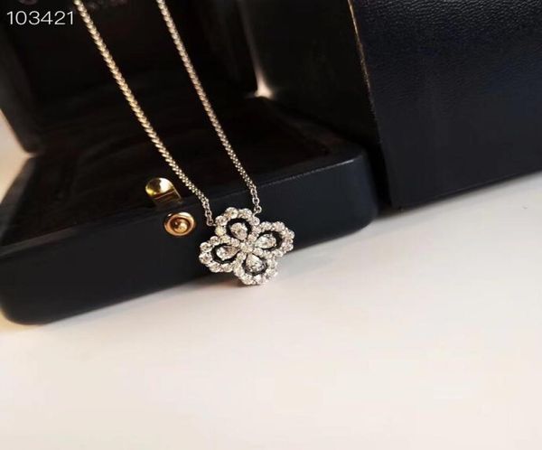 luxury classic designer sterling silver full zircon four leaf clover flower pendant necklace for women wedding jewelry1612406
luxury classic designer sterling silver full zircon four leaf clover flower pendant necklace for women wedding jewelry1612406
