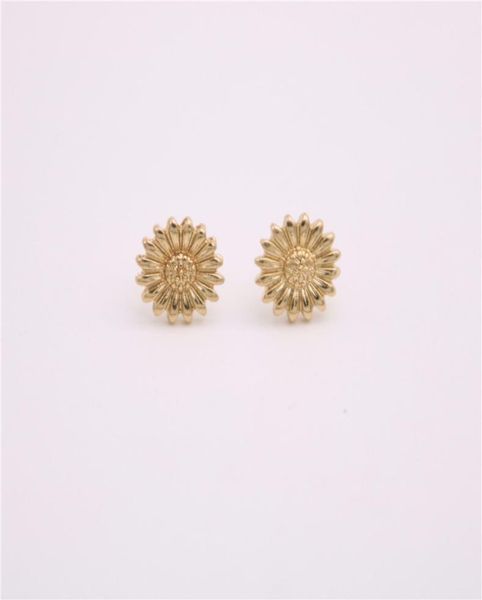fashion flowers ear studs beautiful pattern environmental protection material five color optional suitable for men and women4949870, Golden;silver
fashion flowers ear studs beautiful pattern environmental protection material five color optional suitable for men and women4949870, Golden;silver