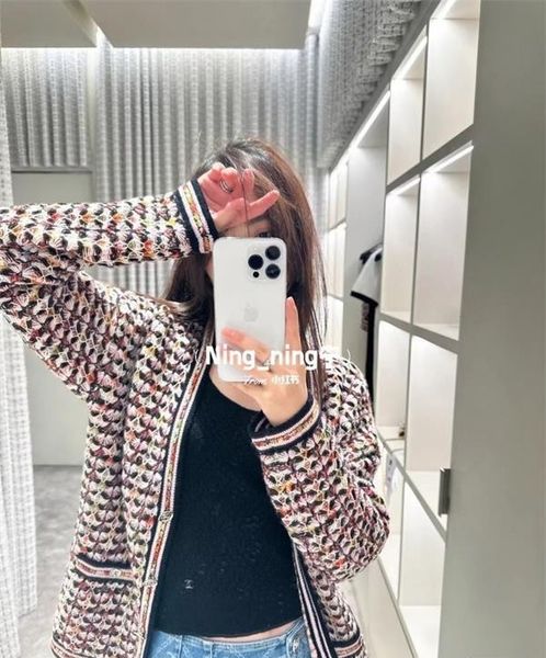 chan2023 new women's designer cardigan brand jacket designer sweater women designer fashion coat leisure high-end knit coat knit cardig, Black;brown
chan2023 new women's designer cardigan brand jacket designer sweater women designer fashion coat leisure high-end knit coat knit cardig, Black;brown