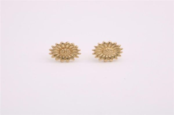 fashion flowers ear studs beautiful pattern environmental protection material five color optional suitable for men and women3234242, Golden;silver
fashion flowers ear studs beautiful pattern environmental protection material five color optional suitable for men and women3234242, Golden;silver