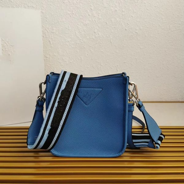 luxury women's shoulder bag this leather mini shoulder crossbody bag features imported deer grain cowhide design, simple and atmospheri
luxury women's shoulder bag this leather mini shoulder crossbody bag features imported deer grain cowhide design, simple and atmospheri