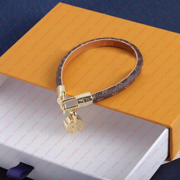 a statement charm bracelet in comfortable leather. brand designer bracelets for men and women. valentine's day wedding party favors. st, Golden;silver
a statement charm bracelet in comfortable leather. brand designer bracelets for men and women. valentine's day wedding party favors. st, Golden;silver