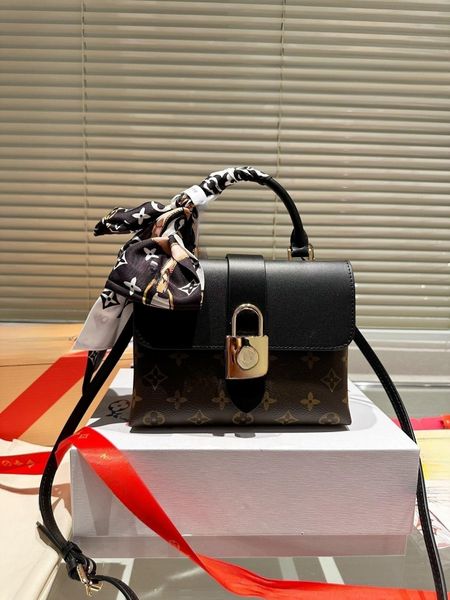 lock head portable splicing single shoulder crossbody women's bag with high appearance value
lock head portable splicing single shoulder crossbody women's bag with high appearance value