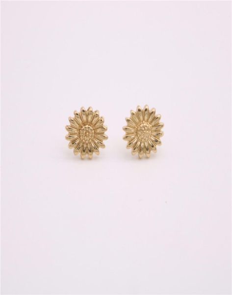 fashion flowers ear studs beautiful pattern environmental protection material five color optional suitable for men and women1373312, Golden;silver
fashion flowers ear studs beautiful pattern environmental protection material five color optional suitable for men and women1373312, Golden;silver