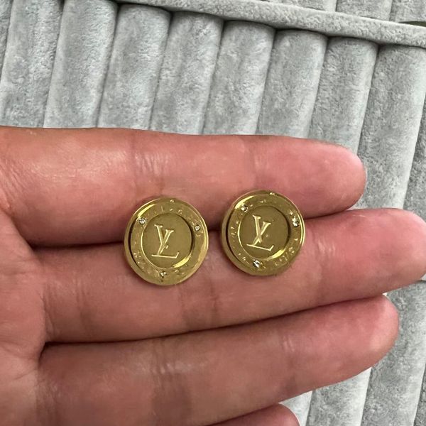 luxury designer logo branded engrave thick letter v stud earring 18k gold 316l stainless steel earrings hip hop men boy women girl wedding p, Golden;silver
luxury designer logo branded engrave thick letter v stud earring 18k gold 316l stainless steel earrings hip hop men boy women girl wedding p, Golden;silver