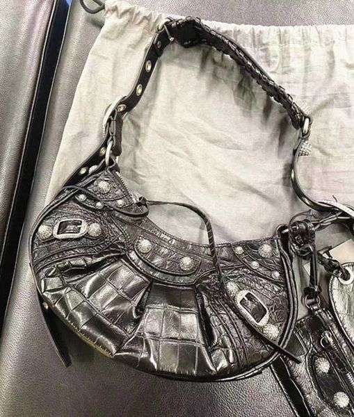 motorcycle le luxury cagole vintage punk shoulder bag pochette women's mens designer with coin purse half moon rivet tote clutch crossb
motorcycle le luxury cagole vintage punk shoulder bag pochette women's mens designer with coin purse half moon rivet tote clutch crossb