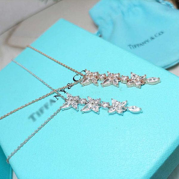 high-quality tiffayffany's sterling silver s925 asymmetric four leaf flower pendant necklace with diamonds and tassels for women, Golden;silver
high-quality tiffayffany's sterling silver s925 asymmetric four leaf flower pendant necklace with diamonds and tassels for women, Golden;silver